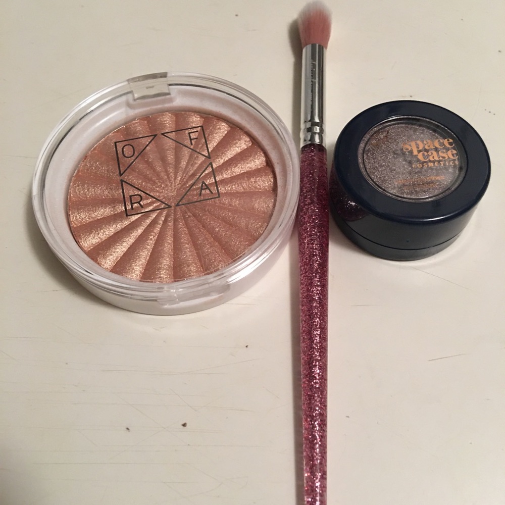Highlighter Ofra , Space Case Eye shadow, & Brush